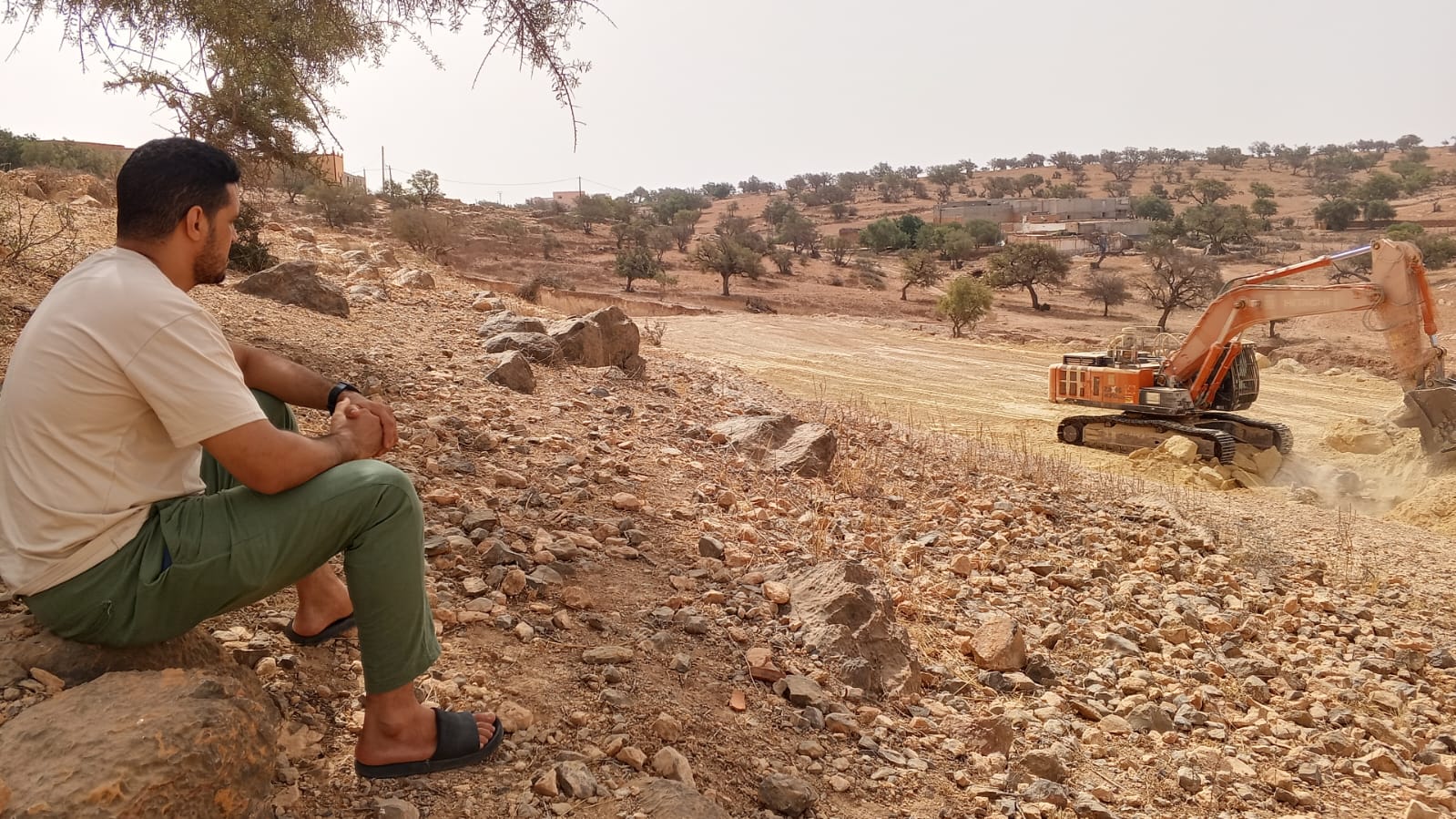 صورة من أعمال تسوية أرضية ملعب القرب
