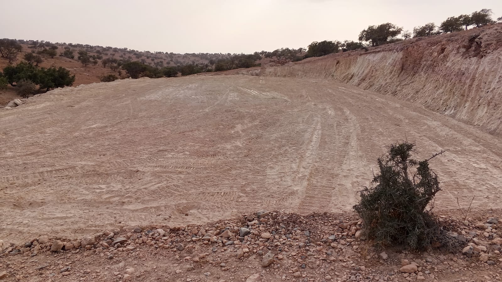 صورة من تجهيز أرضية مشروع ملعب القرب